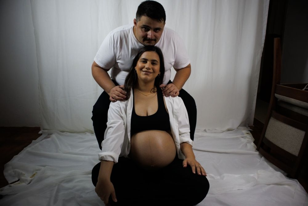 Foto original de casal em ensaio gestante, antes da edição