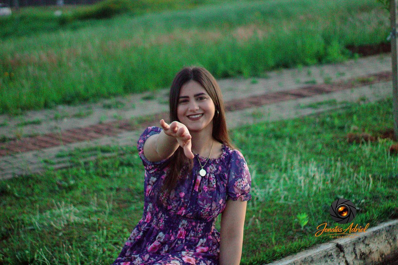 Ensaio fotográfico feminino em campo, vestido floral
