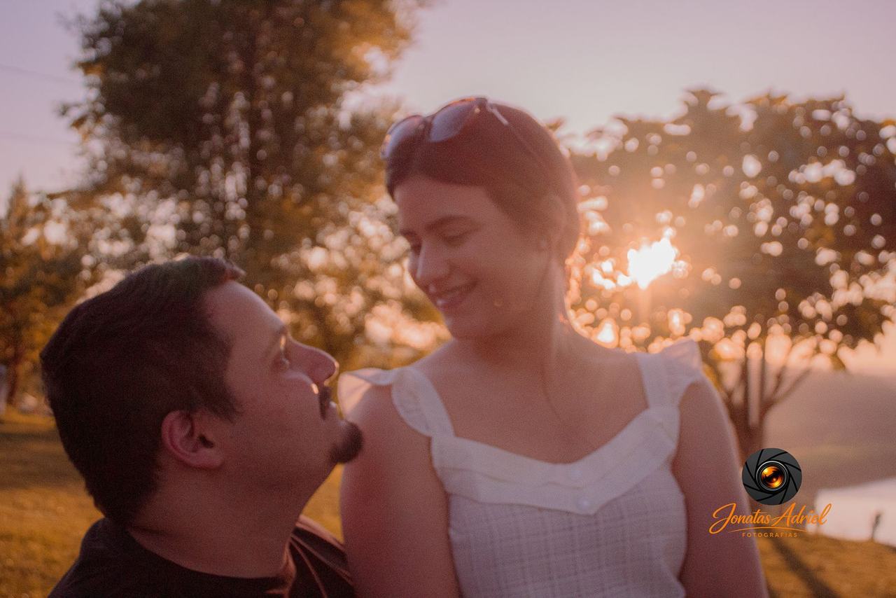 Casal se olhando ao pôr do sol