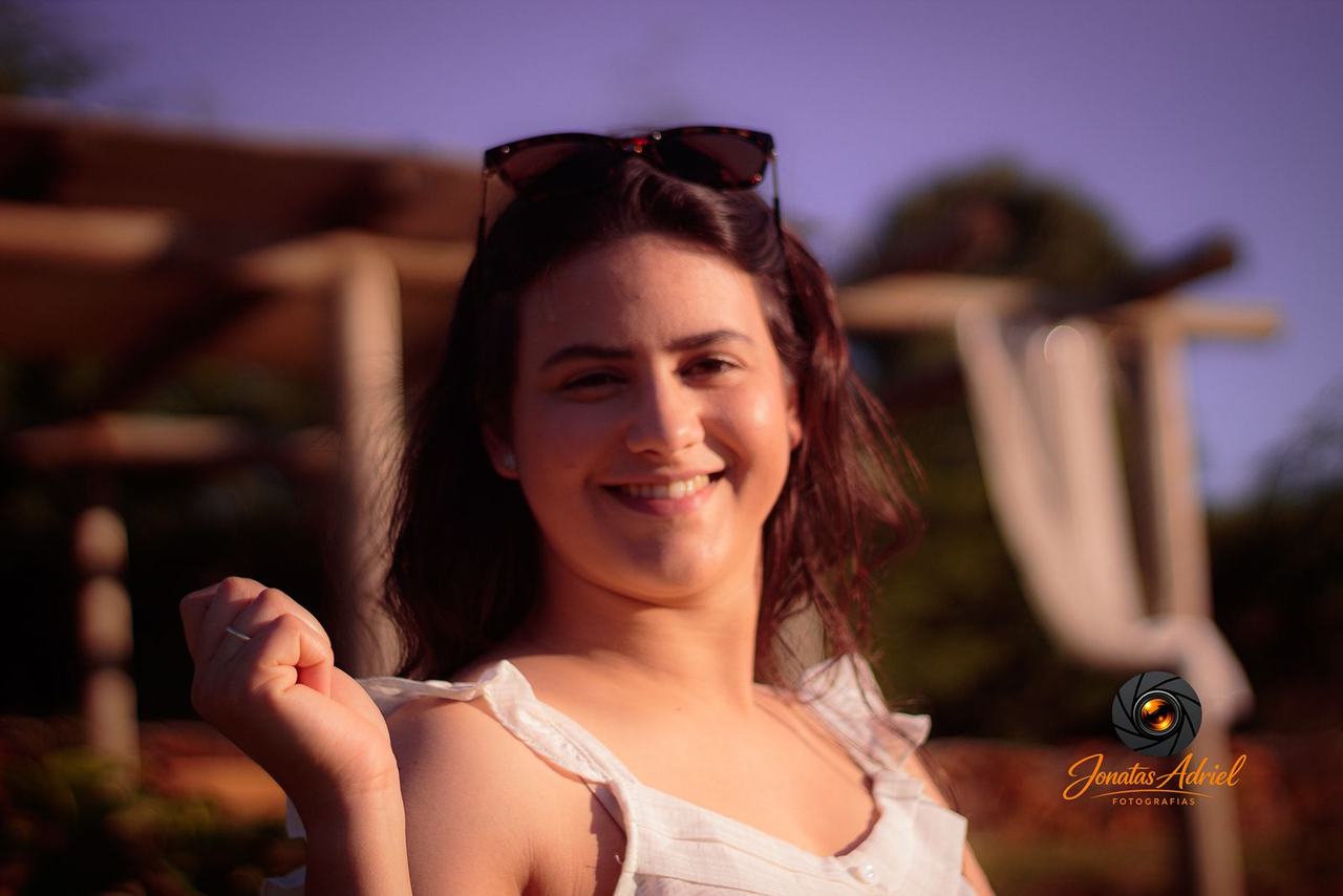 Retrato feminino sorrindo ao entardecer