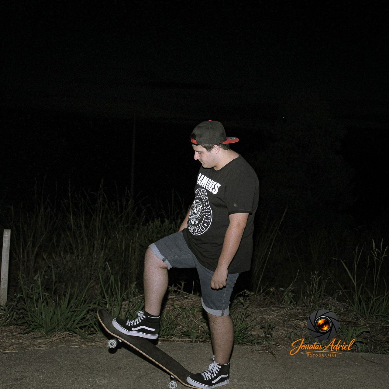 Retrato masculino noturno com skate