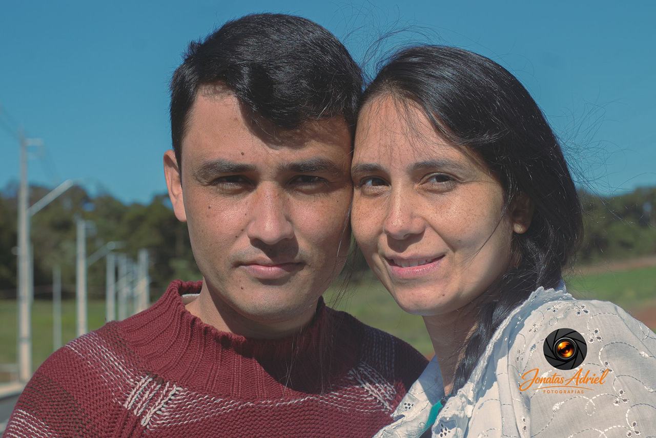 Retrato de casal olhando para a câmera