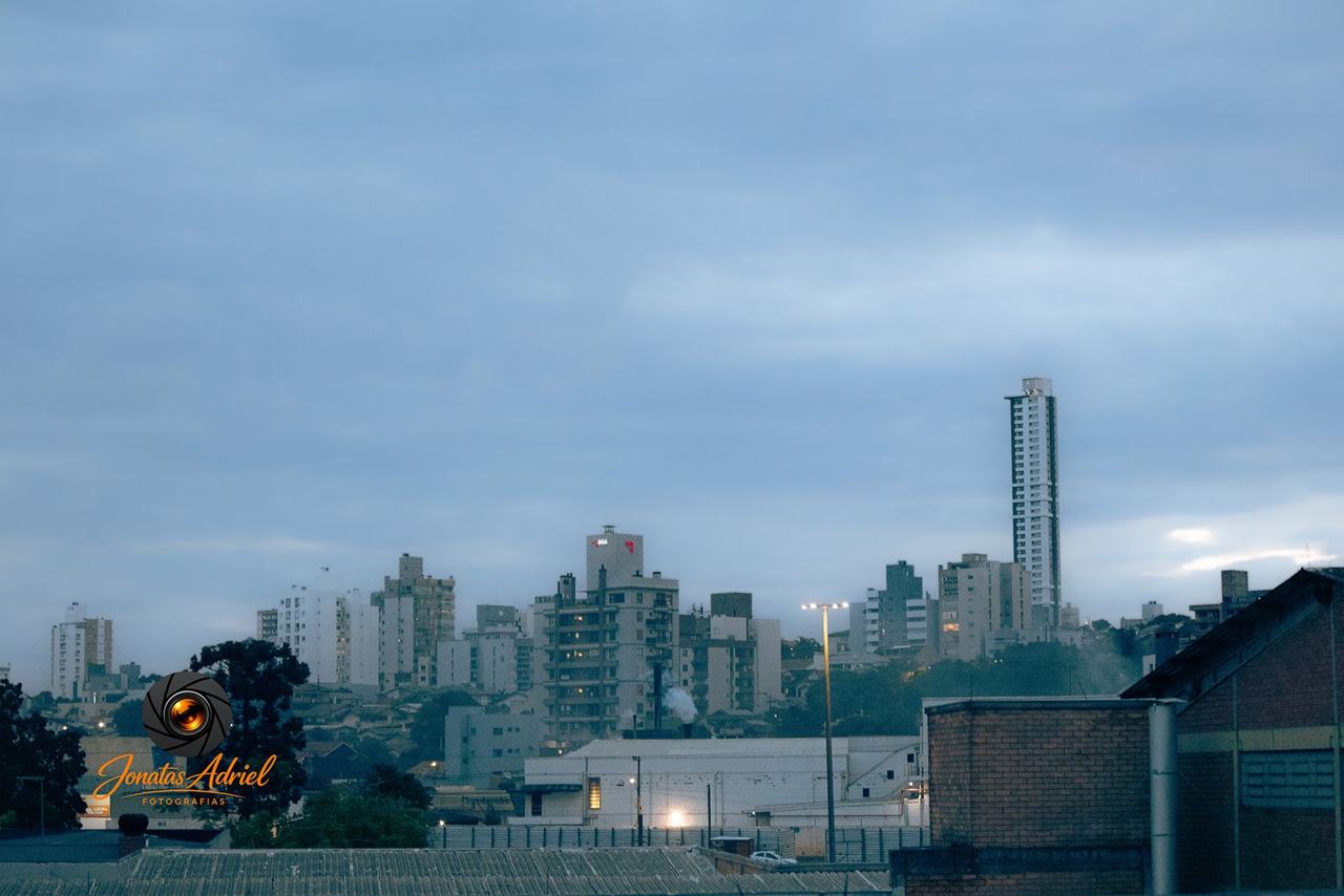 Vista do horizonte urbano de Chapecó ao entardecer