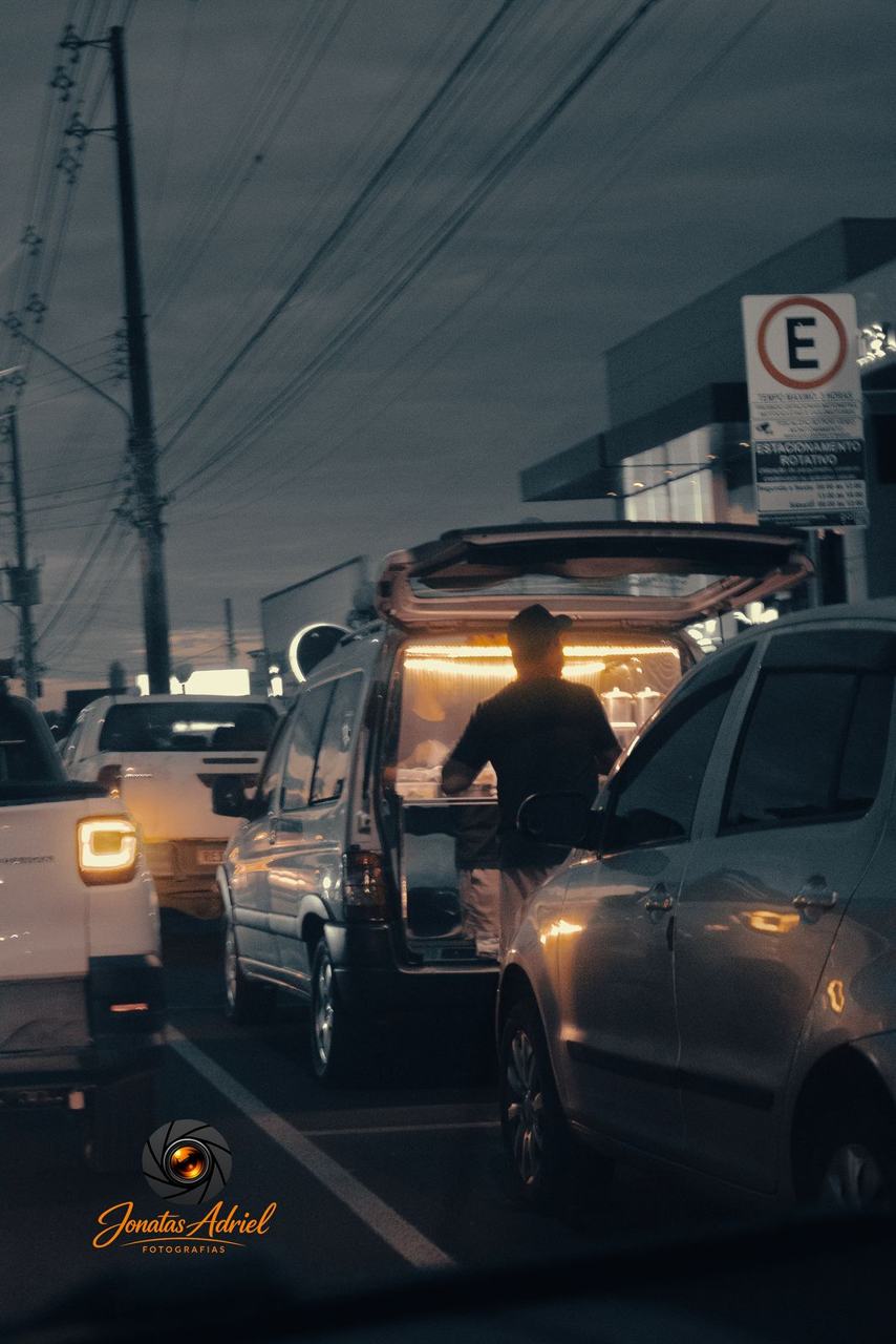 Cena urbana noturna com food truck