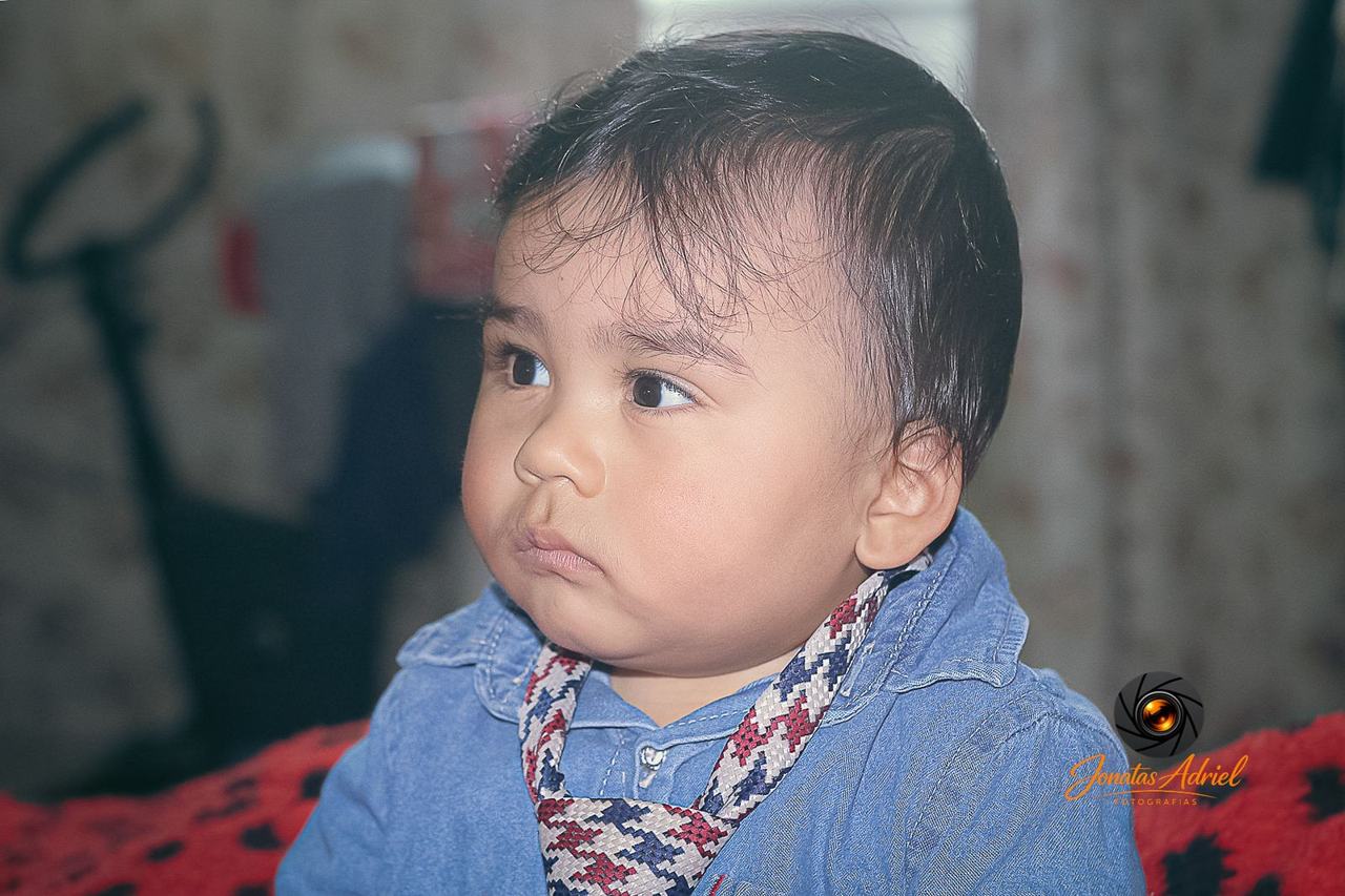 Retrato infantil de perfil com gravata