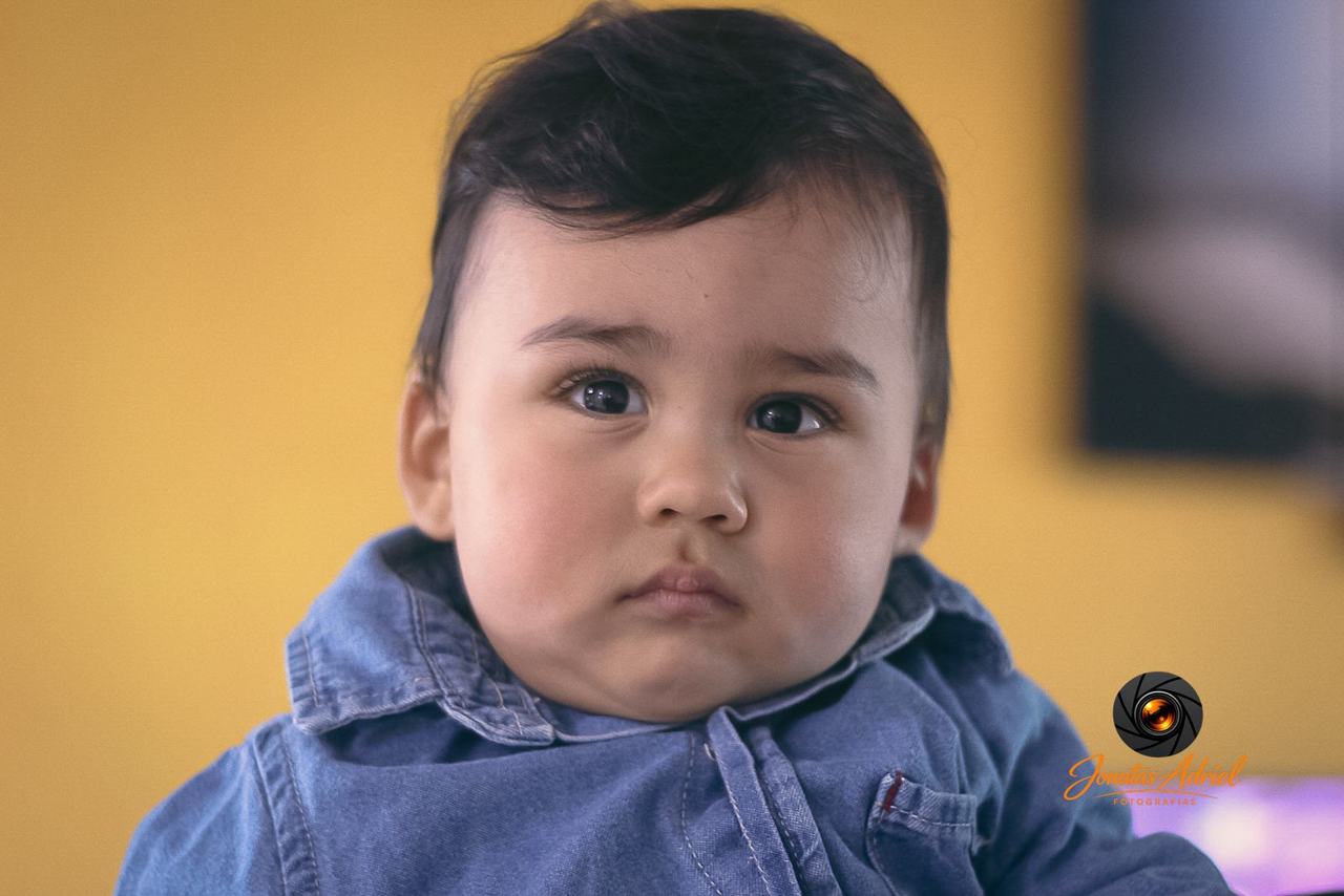 Retrato infantil em fundo amarelo