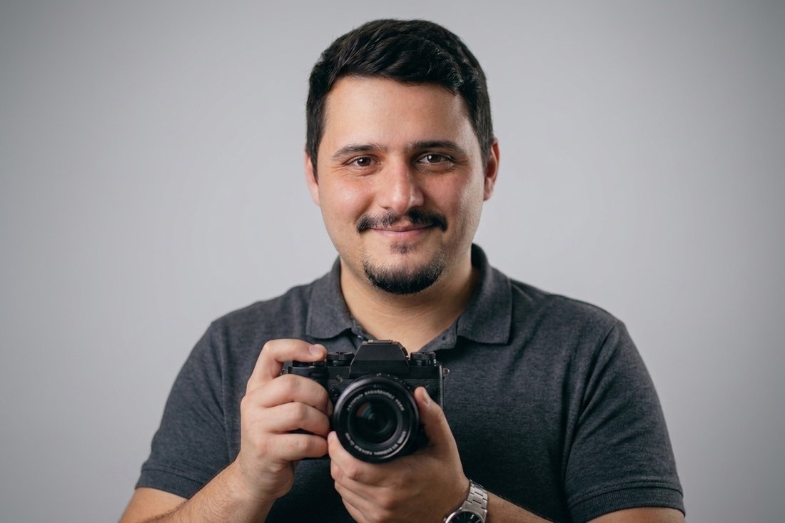 Jonatas Adriel segurando sua câmera